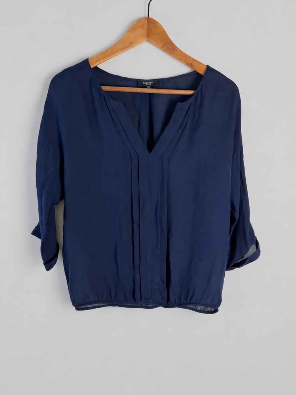 Aritzia Babaton Navy Blue V-Neck Blouse XS 100% Silk 3/4 sleeves Lightweight